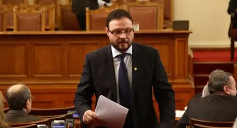 ГЕРБ и опозицията се стрелят с имена от тефтерчето "Златанов"