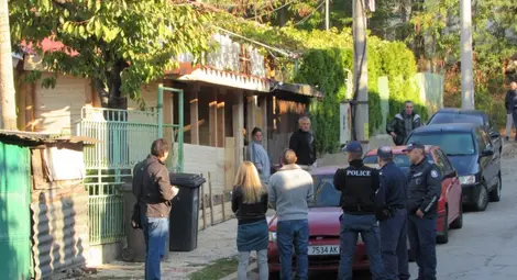 Криминалисти огледаха и събираха доказателства на мястото на убийството. Снимка: Русе Медиа 