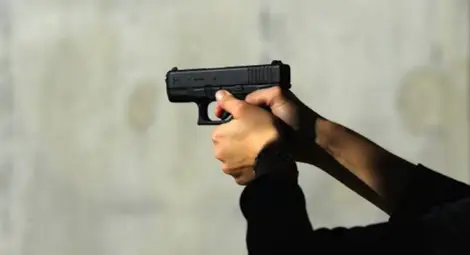 68-годишен янки гърми по 22-годишен, заспал до жена му