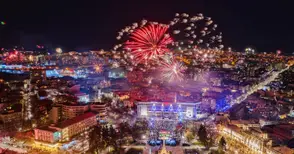 Русе посреща със заря изпълнената с надежди 2021 година