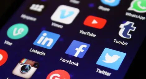 Еврокомисията иска да осигури достъп на полицията до чат приложенията