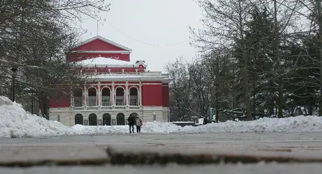 Плочките на скъпия площад &bdquo;Свобода&ldquo; пак се отлепиха и начупиха
