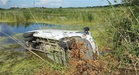 Катастрофа между Бургас и Крайморие, микробус и лека кола обърнати край пътя