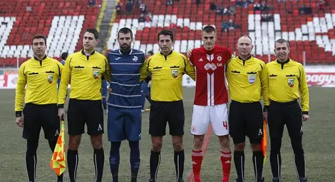 Ангел Ангелов с капитаните на ЦСКА и „Дунав“ преди началото на онзи мач в София. Ангел Ангелов с капитаните на ЦСКА и „Дунав“ преди началото на онзи мач в София.