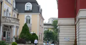 Стълбите до операта - изпитание за възрастни хора