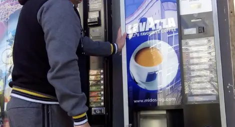 Специалист по кафемашините направил двоен удар месец след затвора