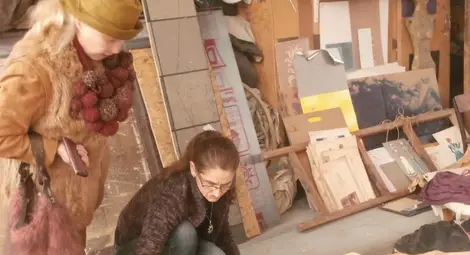 Аделаида Якимова-Фурнаджиева и Ралица Николаева разглеждат отдавна забравените скици и рисунки.  Снимка: Авторът