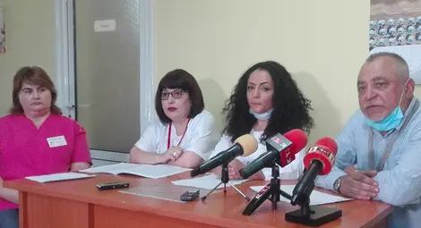 Управителят на онкоцентъра д-р Камен Кожухаров, д-р Гюлер Солакова /до него/, д-р Димитрина Станева от клиничната лаборатория и д-р Десислава Генова от отделението по образна диагностика.                 			      Снимка: Авторът