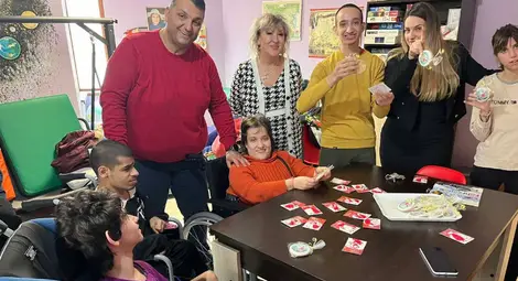 Общинските съветници от СДС-Гражданите - Русе раздадоха мартеници на деца и младежи с увреждания от два центъра