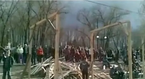 Проруските активисти в Луганск сковаха бесилки за "бандеровците", гонят и бият всеки със символи на Щатите и Англия Проруските активисти в Луганск сковаха бесилки за "бандеровците", гонят и бият всеки със символи на Щатите и Англия