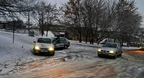 Пътищата в по-голямата част от страната са мокри и частично заледени