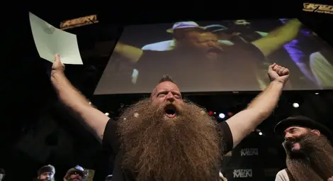 Мъж може да държи пет чаши кафе с брадата си