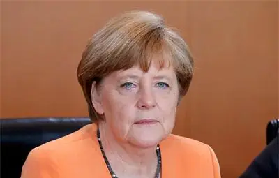 Меркел на ръба на нервна криза: Ципрас остави страната си да катастрофира, за да защити позицията си