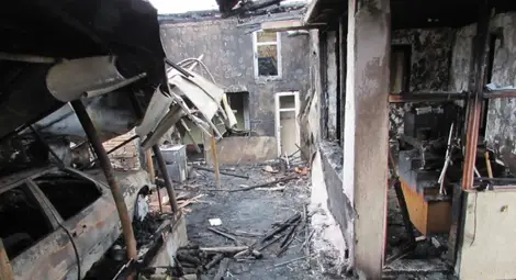 Бивш пожарникар загуби дома си в кошмарен нощен пожар