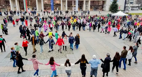 Празничната церемония приключи с голямо хоро на площада.