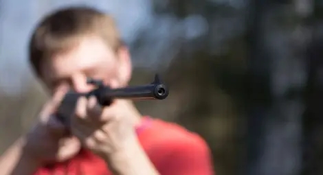 Момче простреля с въздушна пушка свой връстник