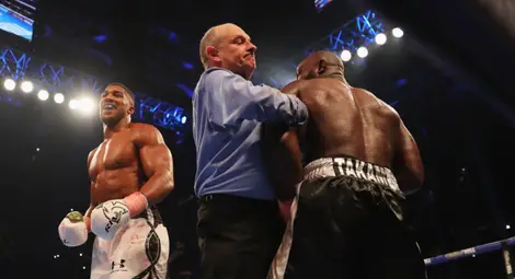 Боксовият свят негодува и пита: Защо съдията спря мача! Това е скандално (ВИДЕО)