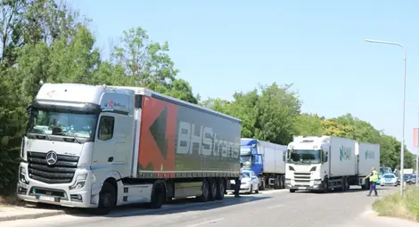 Заради жегите спряха камионите в Русенско,  очакванията са живакът да надхвърли 40 градуса тези дни