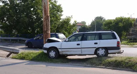 Пиян не можал да вземе завоя и спрял в стълб на Охлюва