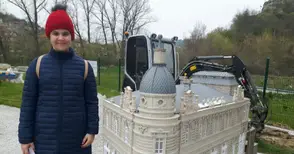 Доходното застава до Паметника на свободата в Парка на миниатюрите под Балдуиновата кула