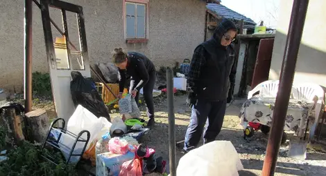Майката и дъщерята прибират малкото останали им вещи.  Снимка: Русе Медиа