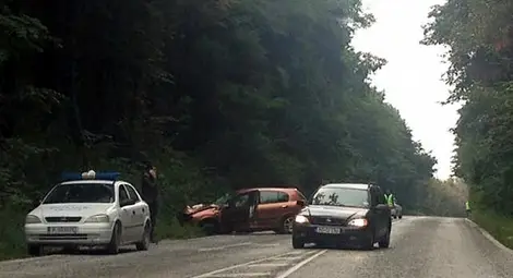 Семейство с тежки травми след катастрофа на мокър път