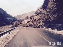 4000 тона скали паднали на пътя за Смолян, поне 48 часа без коли там