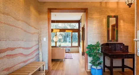 Всички стени са ръчно изработени от коноп-бетон и следователно имат индивидуални шарки.