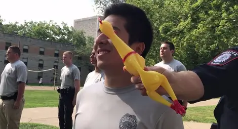 Тестват рефлексите на бъдещи полицаи в САЩ с гумено пате Тестват рефлексите на бъдещи полицаи в САЩ с гумено пате