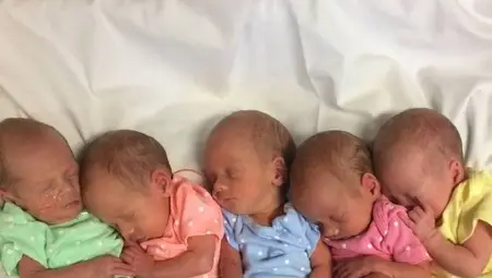 Американка роди 5 близначета за 17 минути (Снимки)