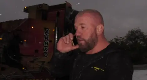 Ловецът на мигранти Динко изправи катастрофирал румънски камион в Русе Ловецът на мигранти Динко изправи катастрофирал румънски камион в Русе