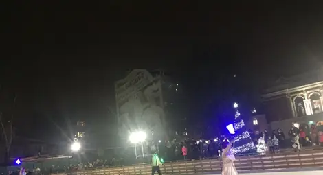 Светлинно шоу на кънки откри ледената пързалка Светлинно шоу на кънки откри ледената пързалка