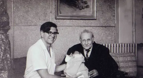 Проф. Венелин Ганев с новородения първороден внук, впоследствие проф. по политология в Miami University, Oxford, USA.