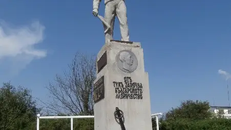 Друго забавление на пияните и надрусани купонджии е да целят котвата на паметника с кенчета и бутилки.