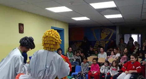 Рисунки и спектакъл подариха куклениците на болни дечица