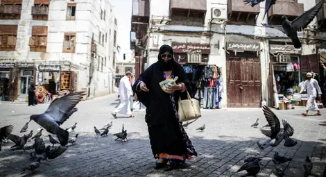 Саудитските семейства се разпадат заради овнешка глава или хващане за ръката