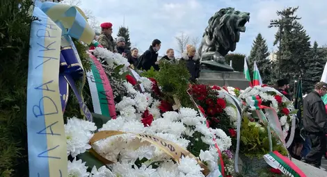 Два пъти химн и на две места слова за Трети март в Русе