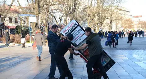 Забраниха хладилника за бедни от площада