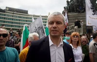 Кои депутати тайно са имунизирани, а наричат ваксините "експериментална течност" Кои депутати тайно са имунизирани, а наричат ваксините "експериментална течност"