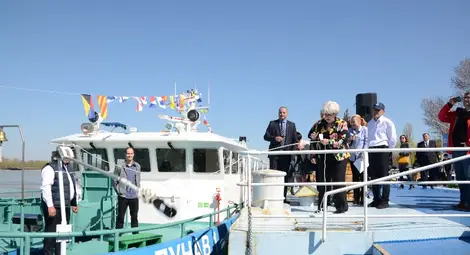 Кръстницата на новия кораб Карба Пайс разбива в борда традиционната бутилка шампанско. Снимка:Красимир СТОЯНОВ