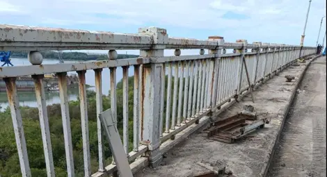 Демонтирани са осветителните стълбове и пешеходния парапет във втория затворен участък на Дунав мост при Русе