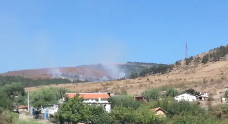 Локализиран е пожарът в Сливенско