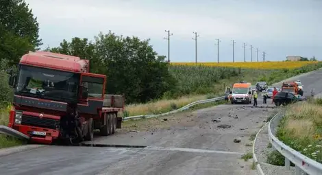 Спешно разширяват участъка, където в катастрофа загинаха двама турци