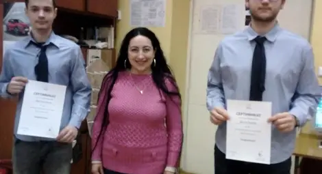 Виктор Топоров и Кристиан Спасов заедно с ръководителката си Сюзан Феимова. 				  Снимка: МГ