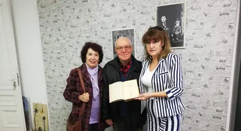 Семейство дари на библиотеката  роман на Иван Вазов на 123 години