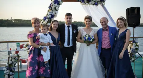 Семейството на аптеки &bdquo;Оптима&ldquo; се увеличи със зет - най-голямата дъщеря на Краси и Марияна Иванчеви &ndash; Моника каза &bdquo;Да&ldquo; на своя любим - Димитър Миков