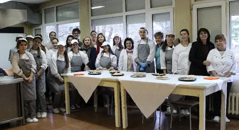 В кухнята на Обретенови: Сладки рецепти, история и памет в учебната практика на ПГ по туризъм - Русе