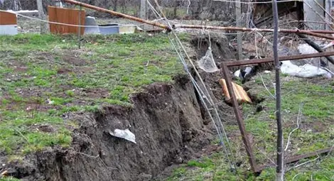 Свлачище погълна къща, евакуират още 20