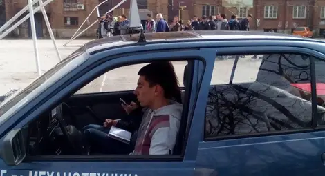 Петима от Механото спечелиха състезание по шофиране