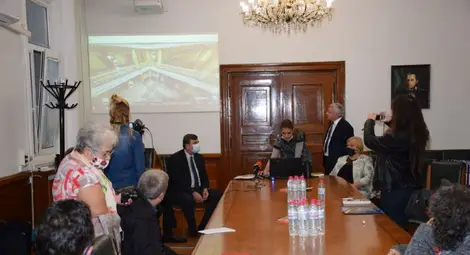 Виртуалният албум беше представен от д-р Дияна Кинанева /на лаптопа/, която е българският носител на наградата за млад учен &bdquo;Данубиус&ldquo;. 				           Снимка: РУ